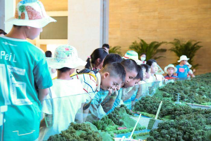 參觀長江流域梯級(jí)電站整理概貌沙盤 參觀長江流域梯級(jí)電站整理概貌沙盤