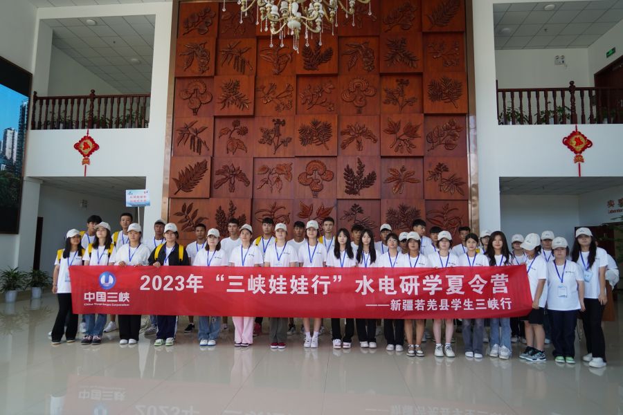 新疆若羌三峽娃娃在珍稀植物培育基地合影留念。汪朝暉拍攝