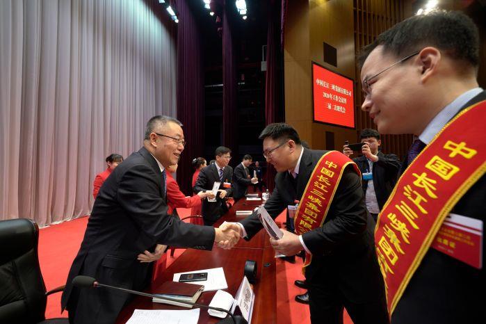 董事長為杰出員工頒獎 黃正平 董事長為杰出員工頒獎 黃正平